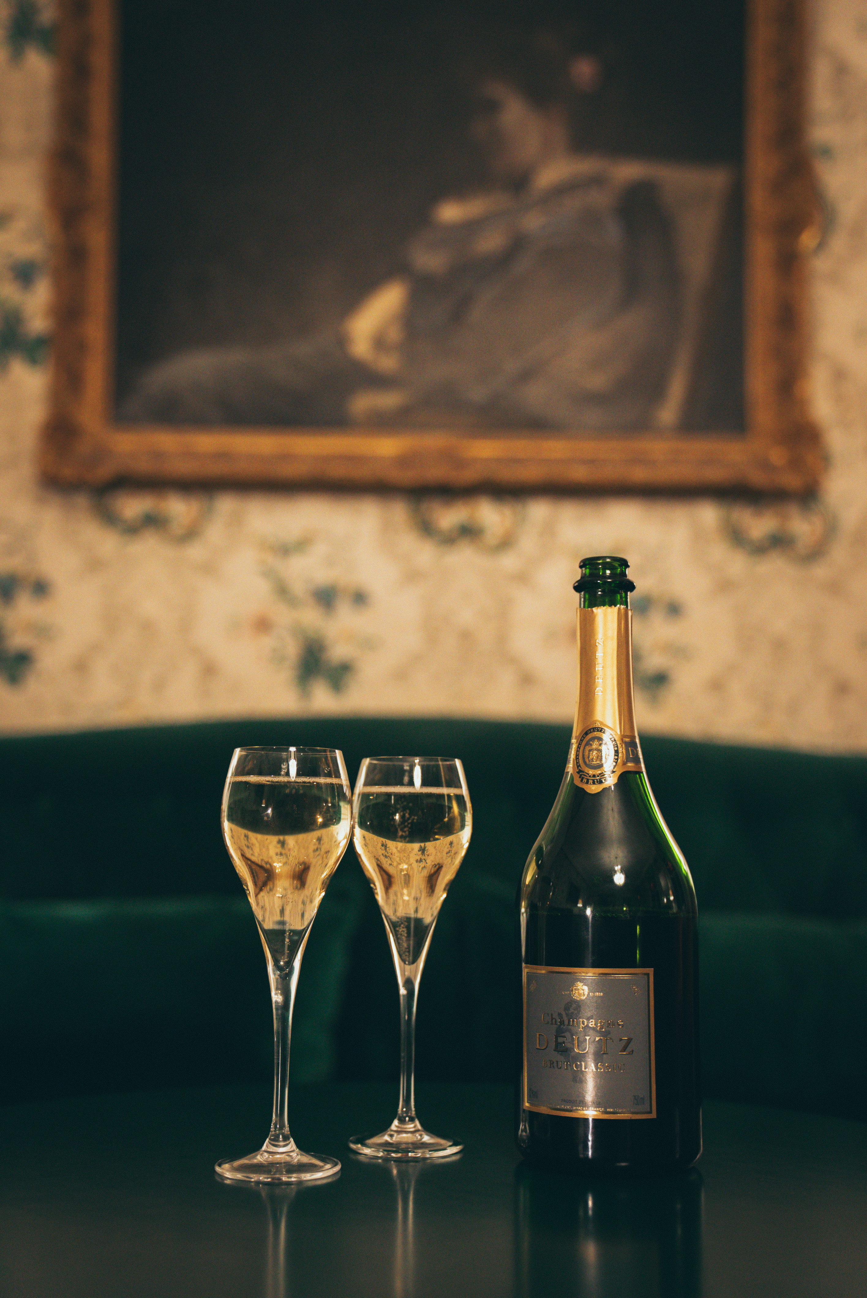 Njut av champagne i herrgårdens salonger