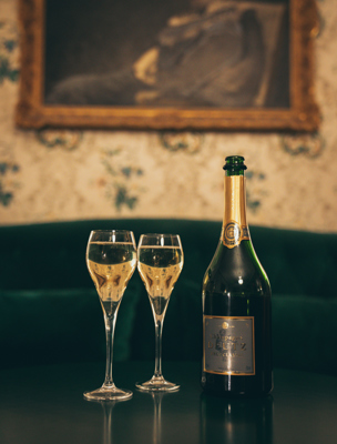 Njut av champagne i herrgårdens salonger