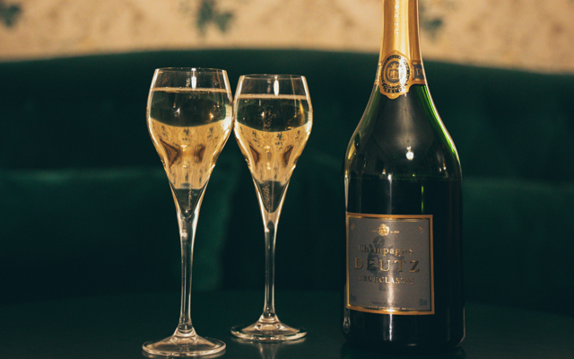 Njut av champagne i herrgårdens salonger