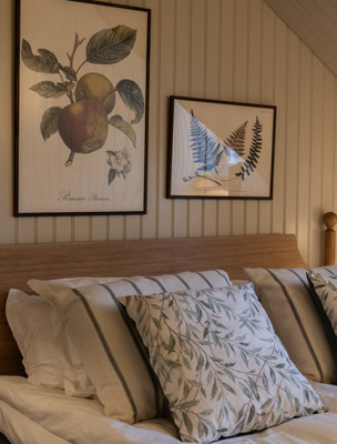 Vackra hotellrum med romantisk inredning i herrgårdsstil