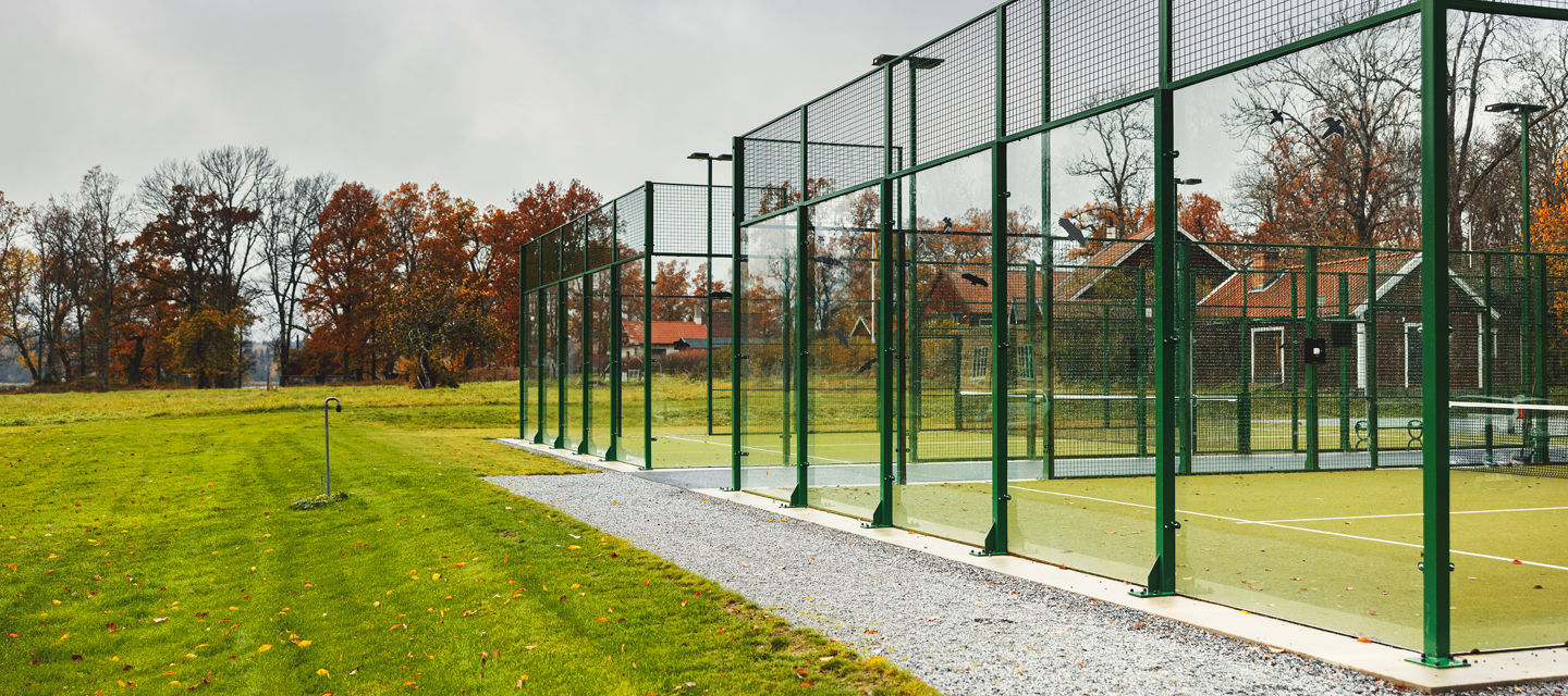 Padelbanor utomhus i grönskande miljö