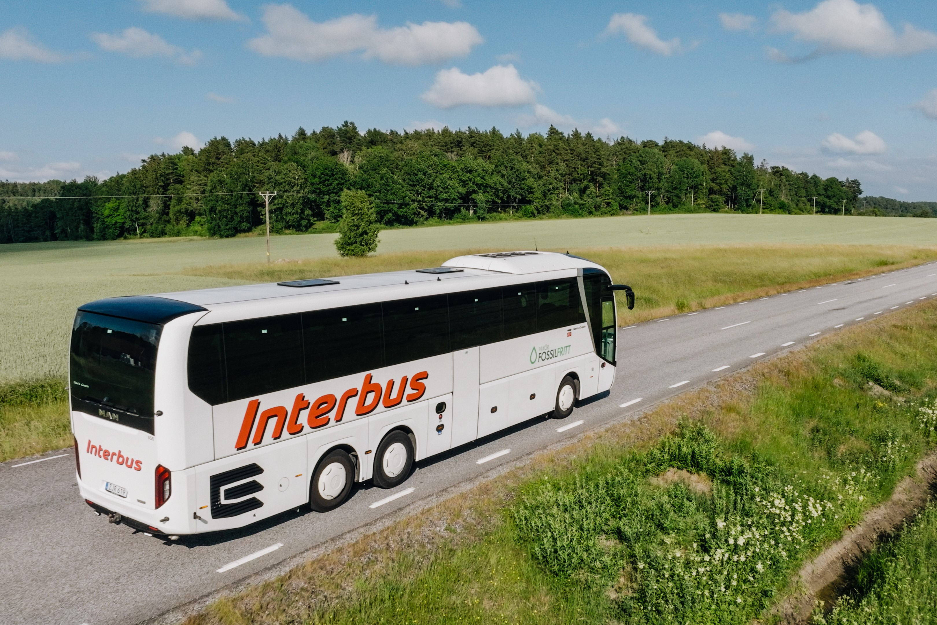 Buss kör på landsväg