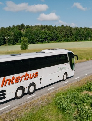 Buss kör på landsväg