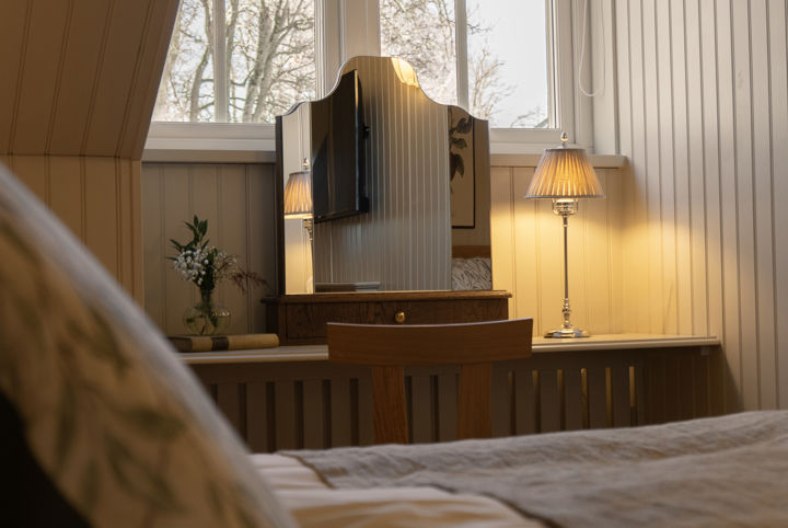 Hotellrum med sminkbord