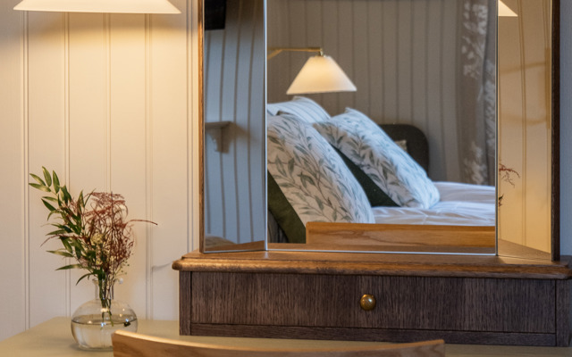 Skrivbord med sminkspegel på hotellrum