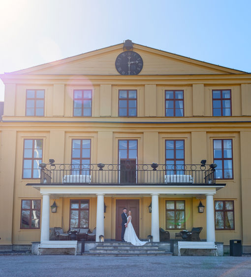 Brudpar framför herrgårdens entré