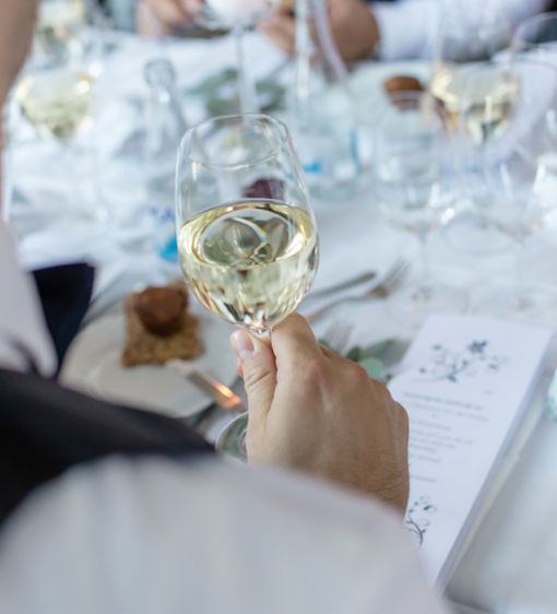 En person dricker vin till bröllopsmiddagen