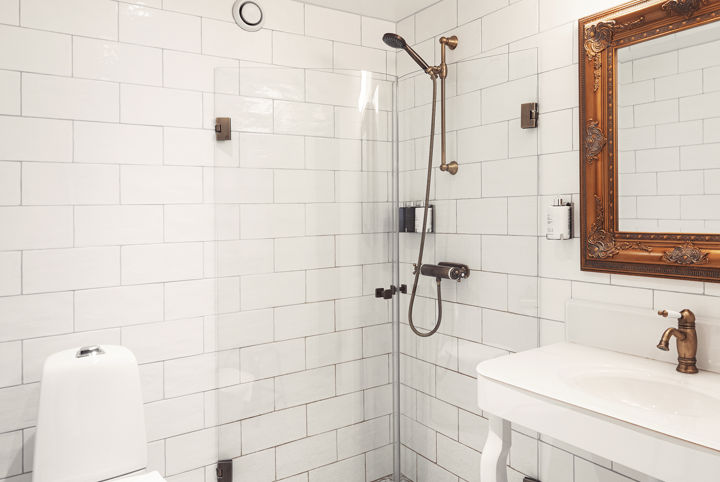 Hotellbadrum med golv i mönstrat kakel