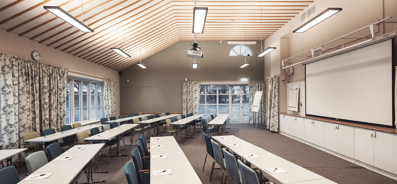 Rymlig konferenslokal i klassrumssittning