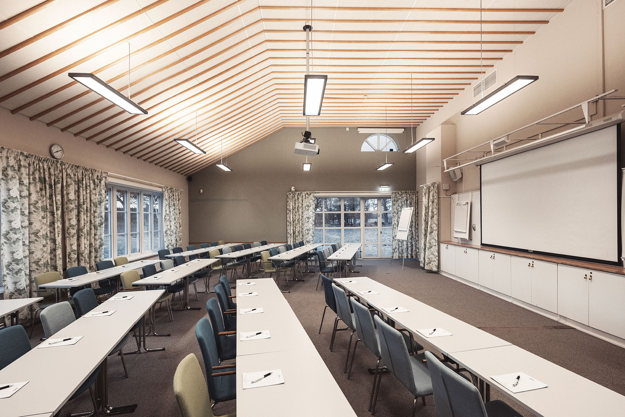 Rymlig konferenslokal i klassrumssittning