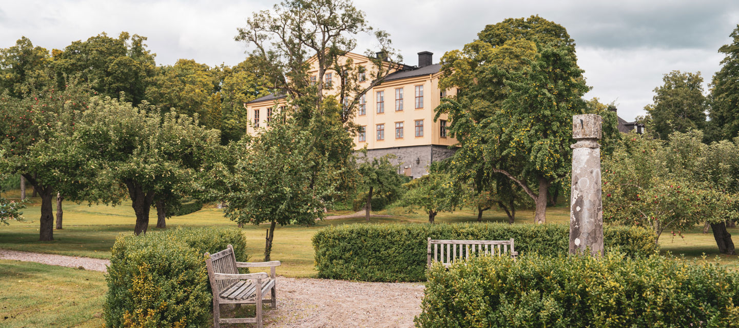 Framför herrgården finns en vacker trädgård