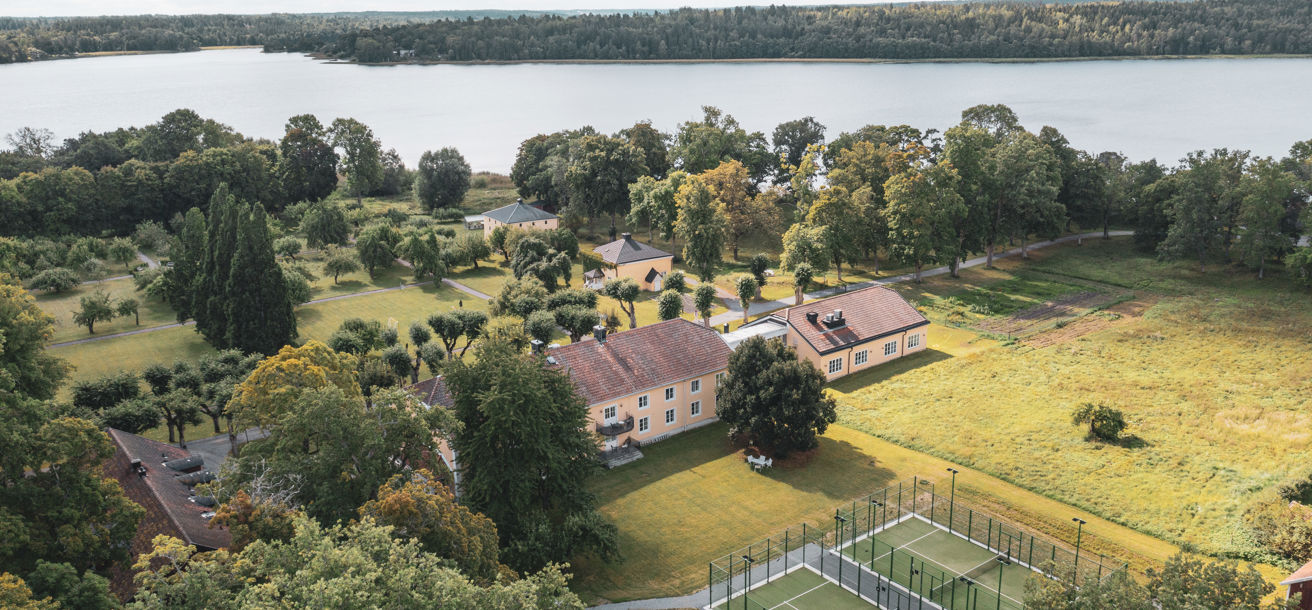 Padelbanor i grönskande omgivningar