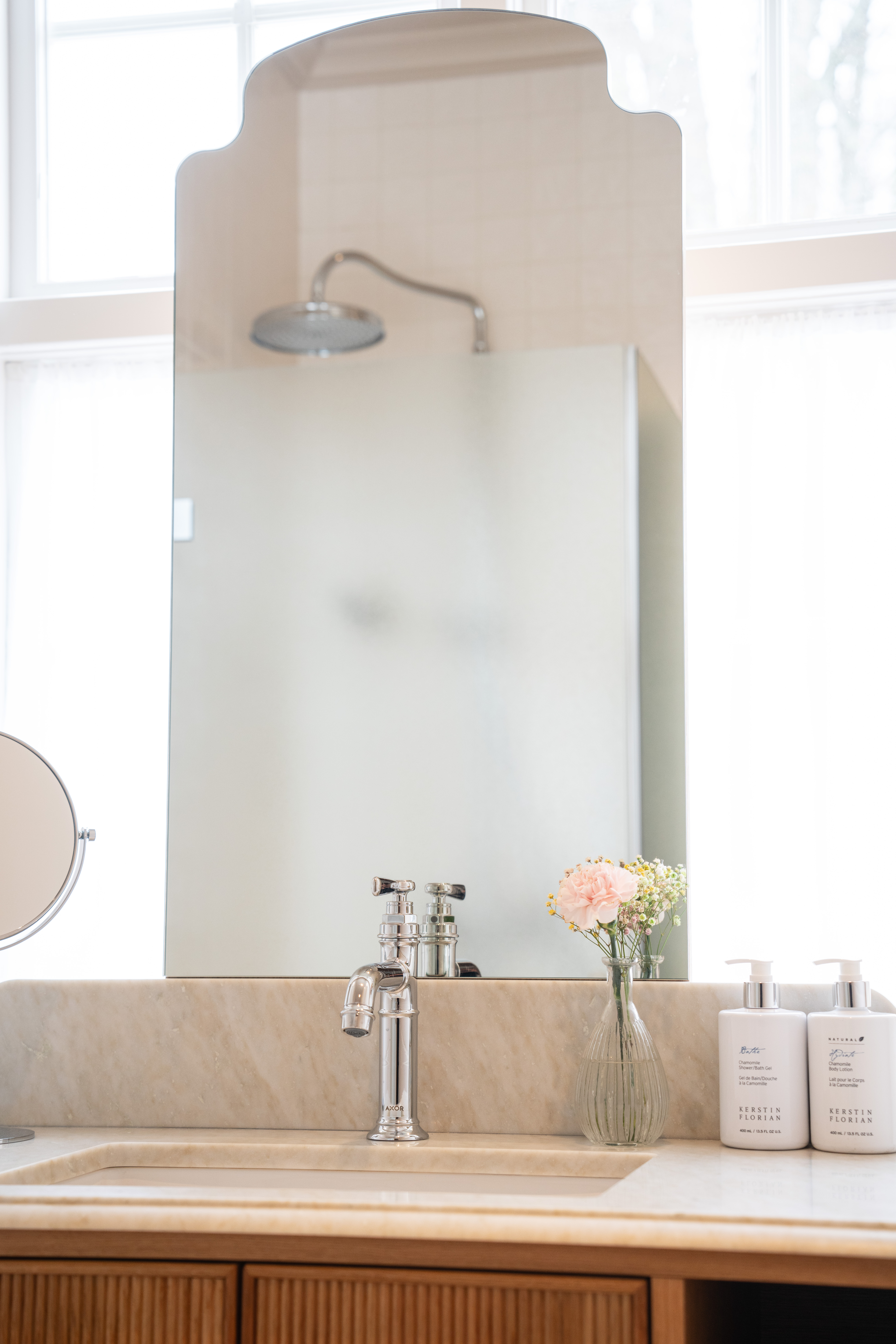 Badrum med vackra detaljer och stor spegel