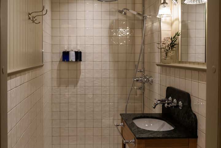 Hotellbadrum med dusch