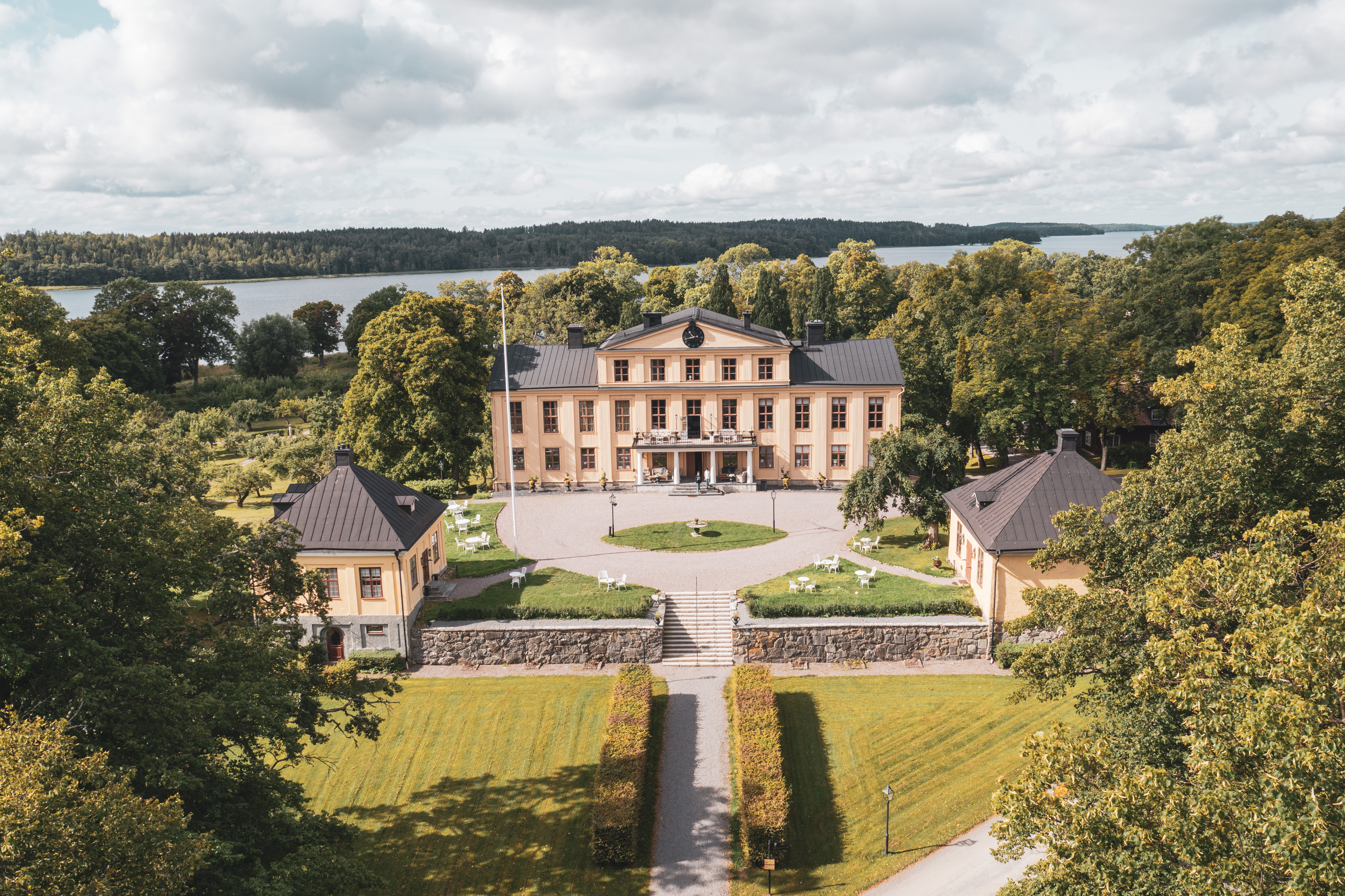Herrgårdsbyggnaden en vacker sommardag