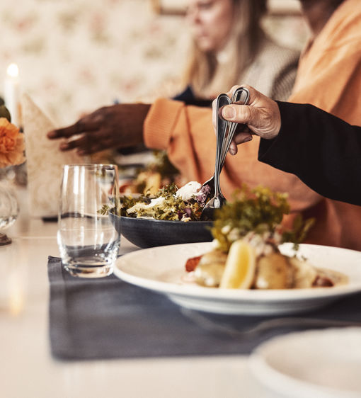 Människor äter middag