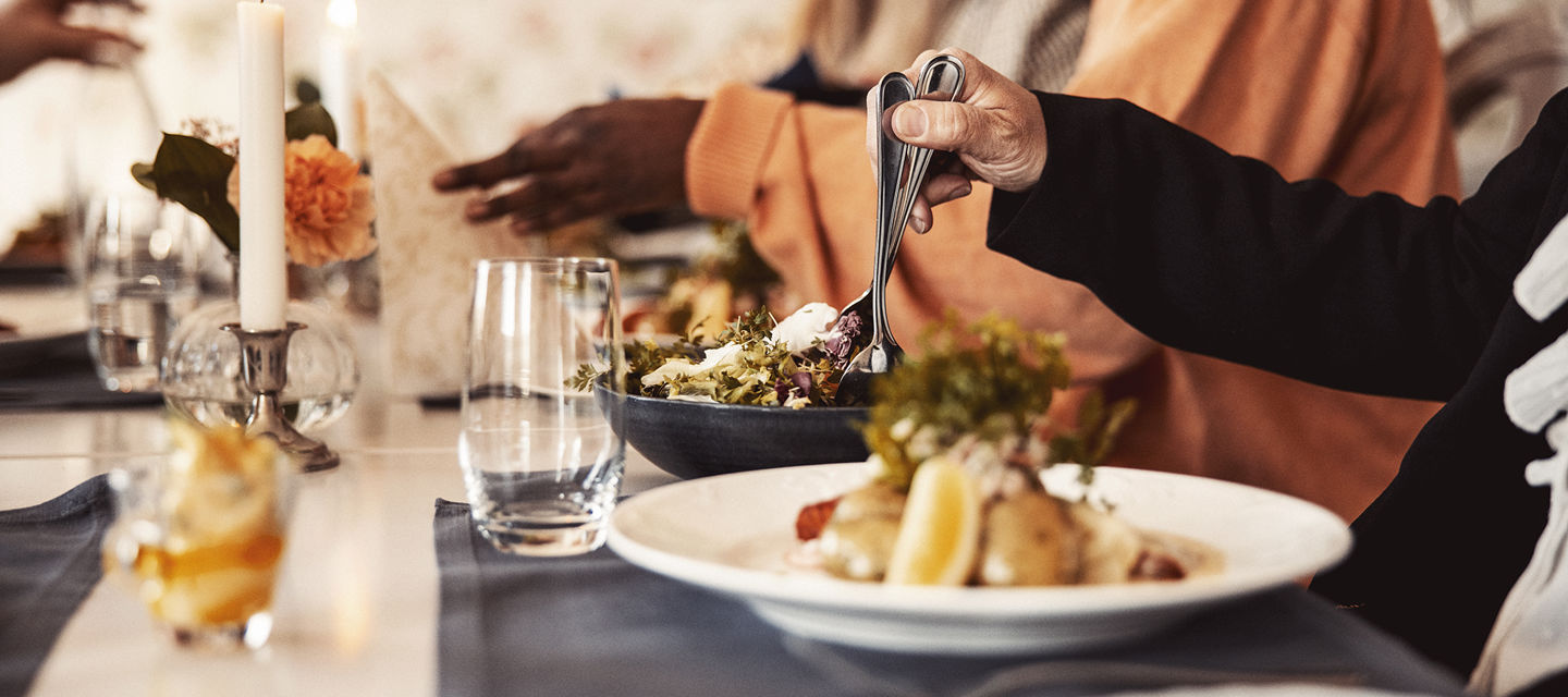 Människor äter middag