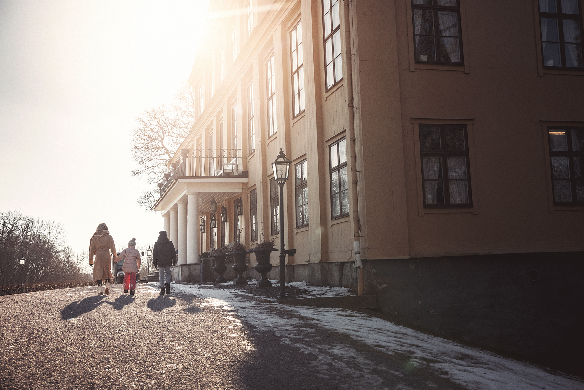 Familj vid en vacker herrgård