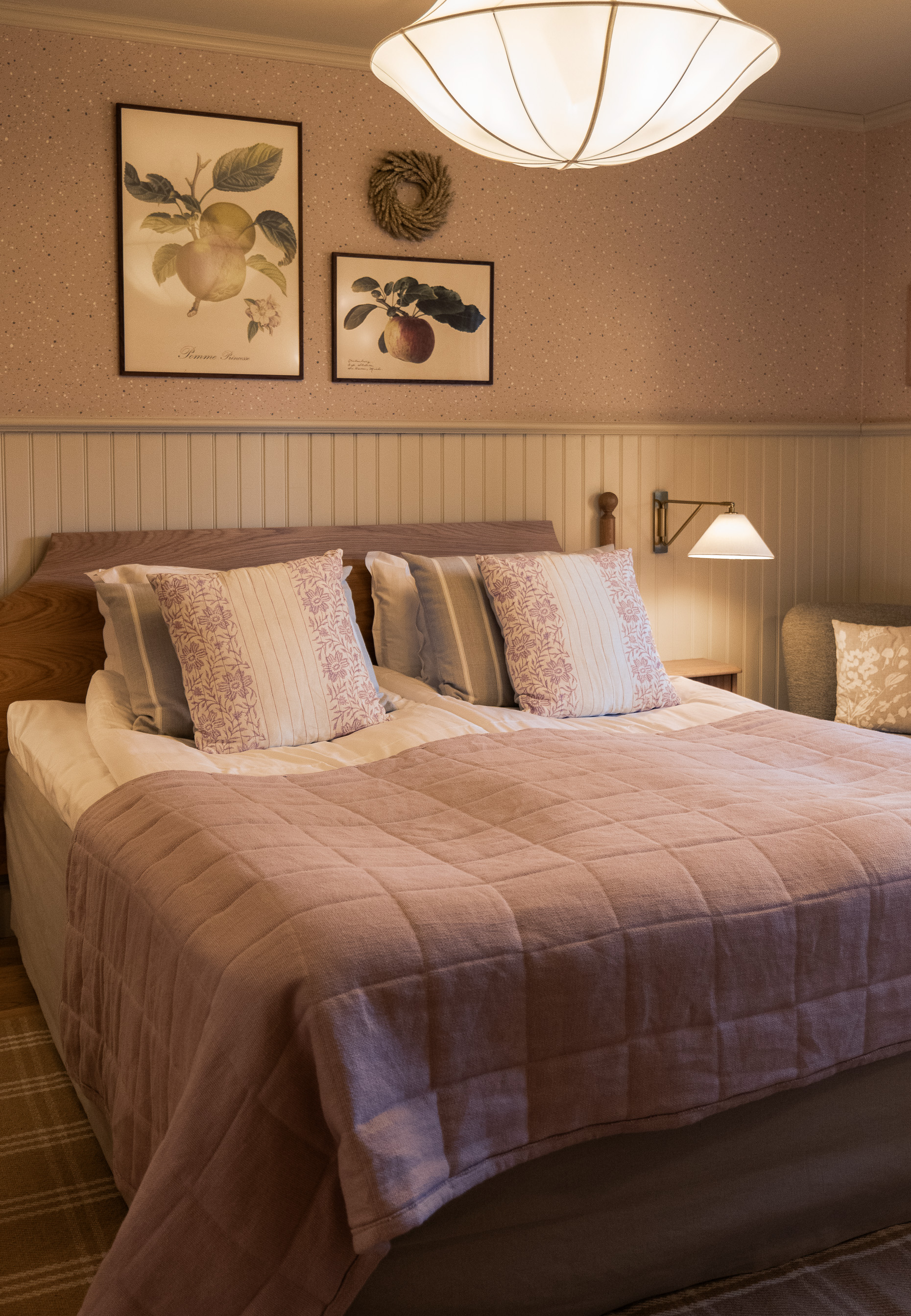 Hotellrum i ljusa rosa färger