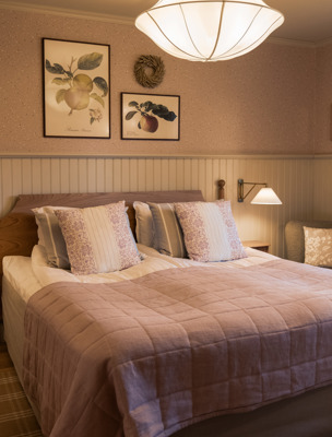 Hotellrum i ljusa rosa färger
