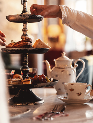 Afternoon tea på herrgården, kakfat med olika sorters fika och vackra tekannor