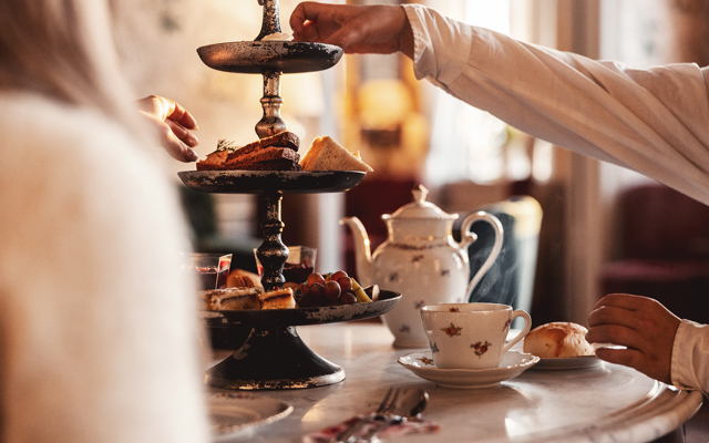 Afternoon tea på herrgården, kakfat med olika sorters fika och vackra tekannor