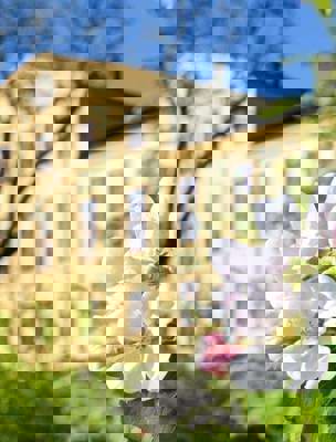 Herrgården när äppelträden blomstrar