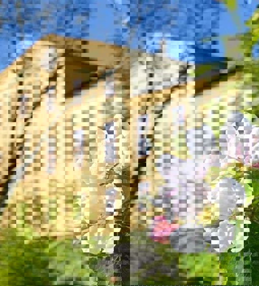 Herrgården när äppelträden blomstrar