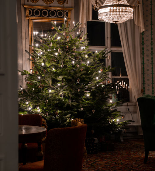 Julgran i herrgårdens salong