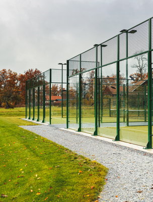 Padelbanor i grönskande omgivningar