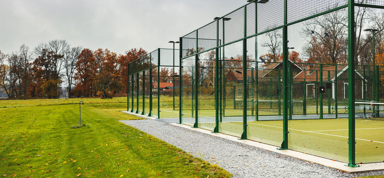 Padelbanor i grönskande omgivningar