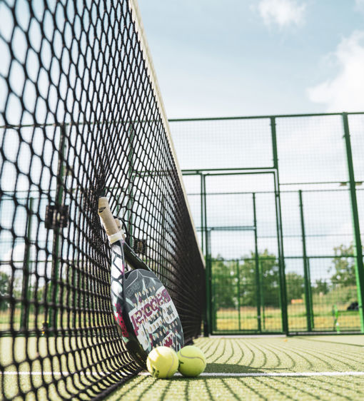 Padelracket på utomhusbana