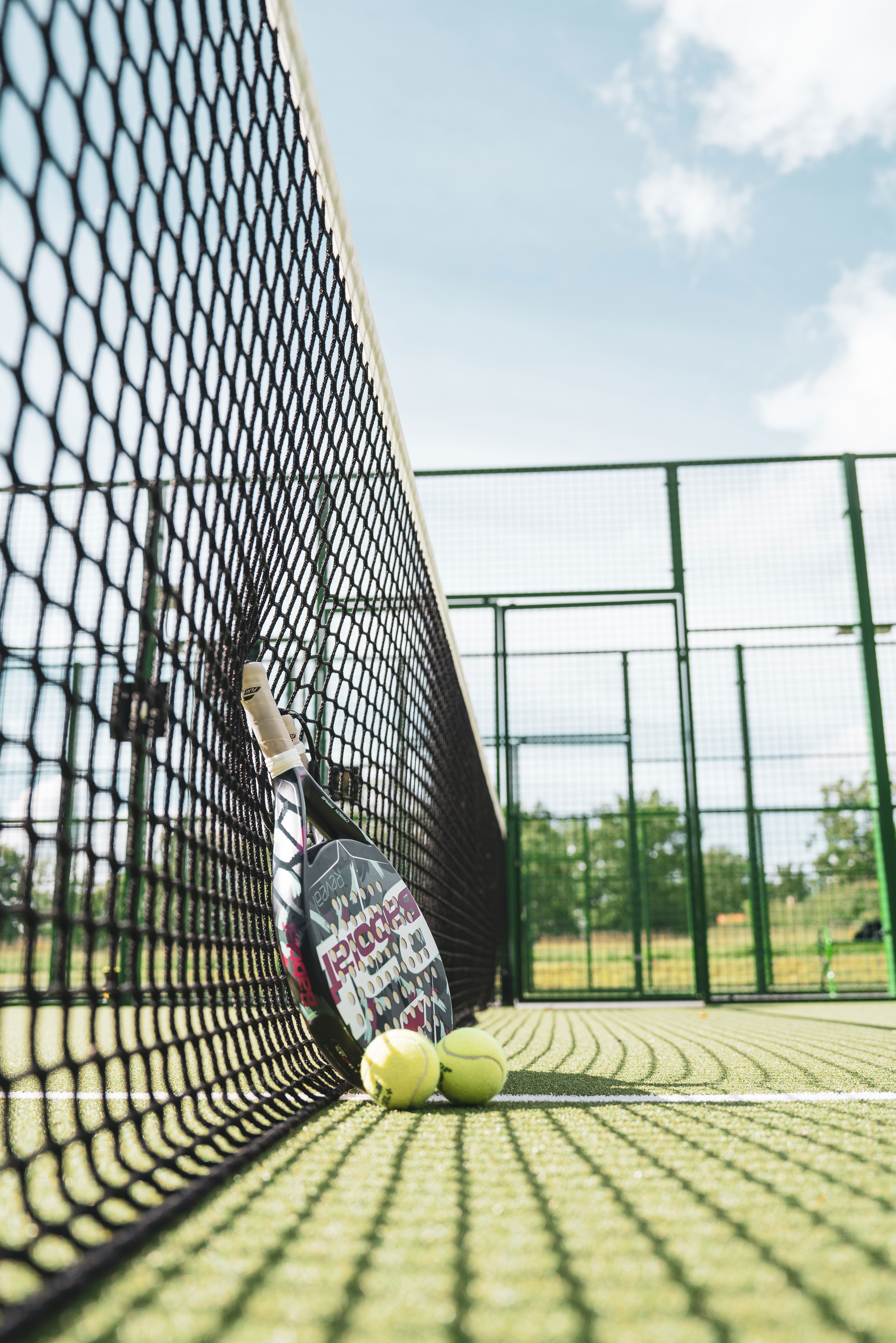 Padelracket på utomhusbana