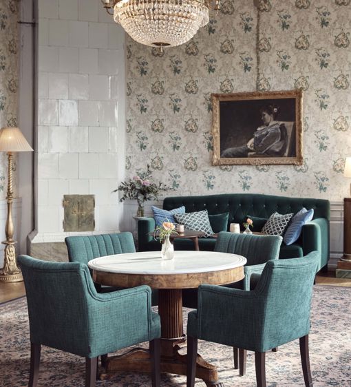 I herrgårdens salonger finns sköna sittgrupper med fåtöljer och soffor