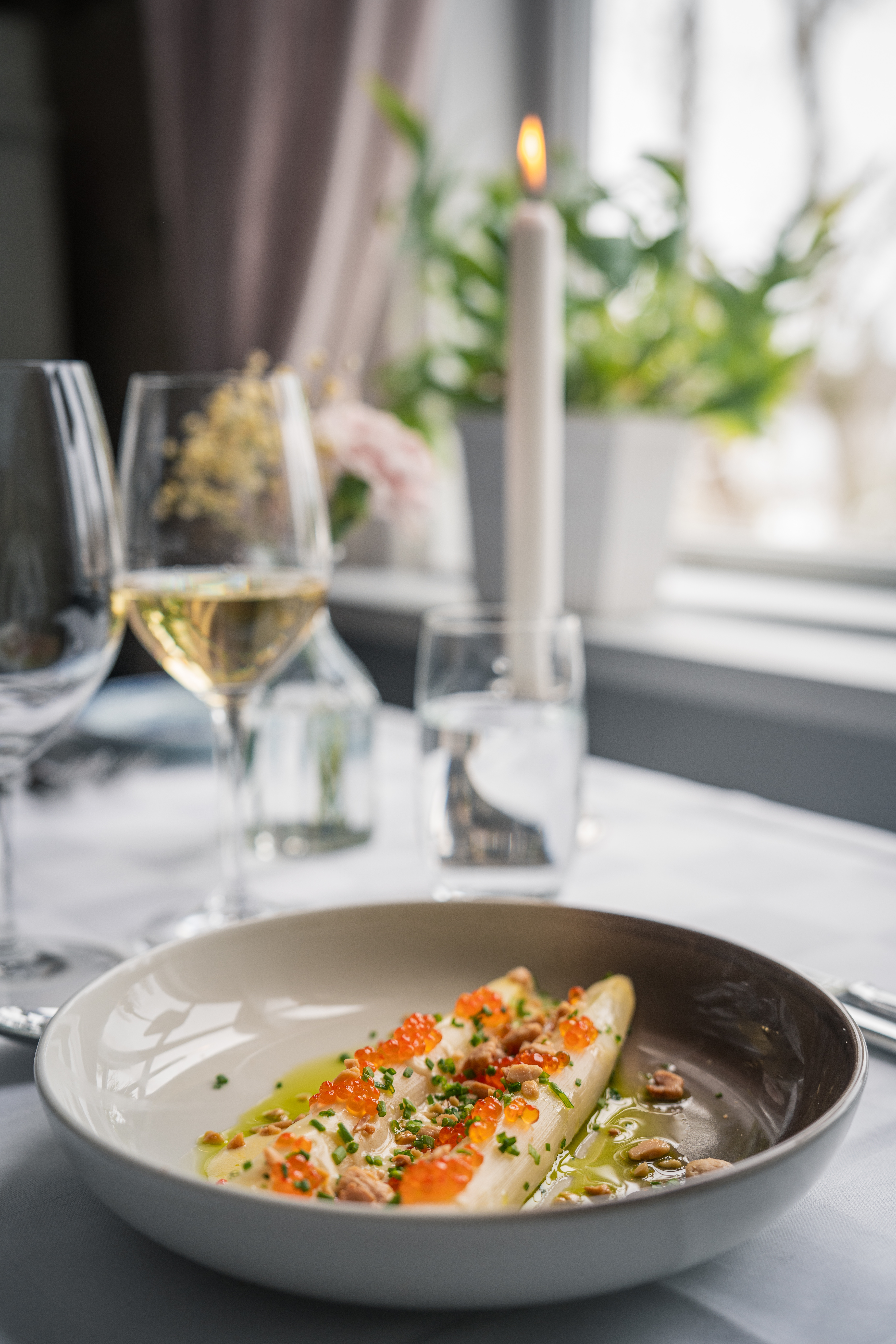 Vit sparris serveras med rom