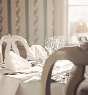 Middagsbord med vacker dukning