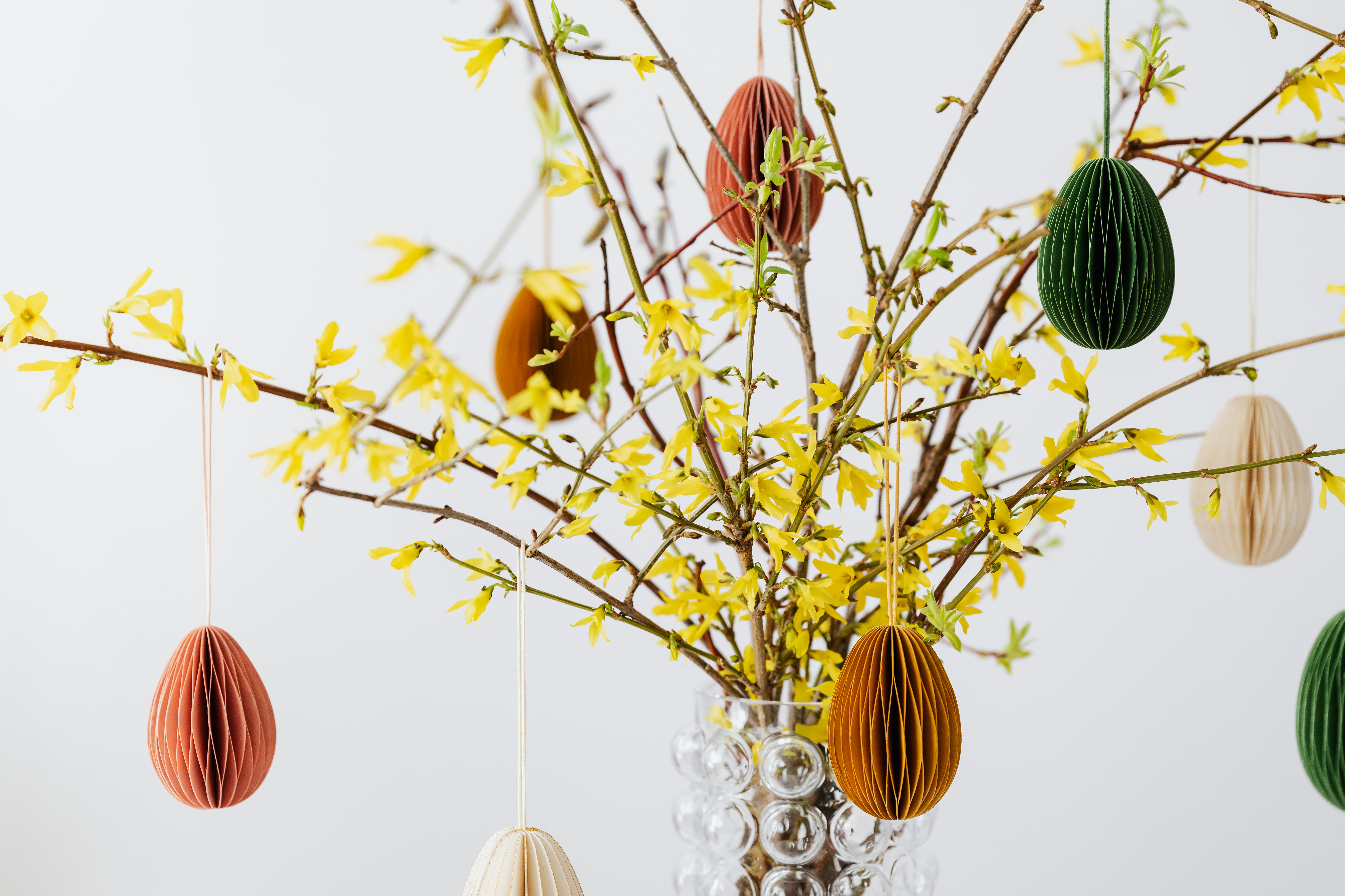 Påskris med dekorationer av papper