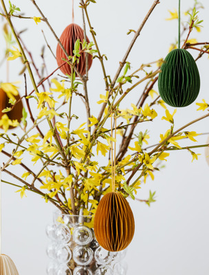 Påskris med dekorationer av papper