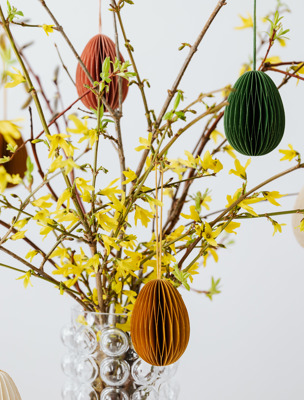 Påskris med dekorationer av papper