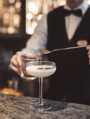 Drinkar blandas i baren