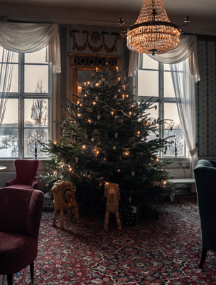 Dekorerad julgran i herrgårdens salong