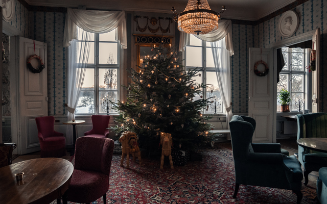 Dekorerad julgran i herrgårdens salong