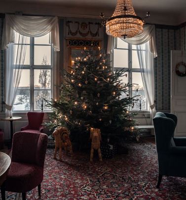 Dekorerad julgran i herrgårdens salong