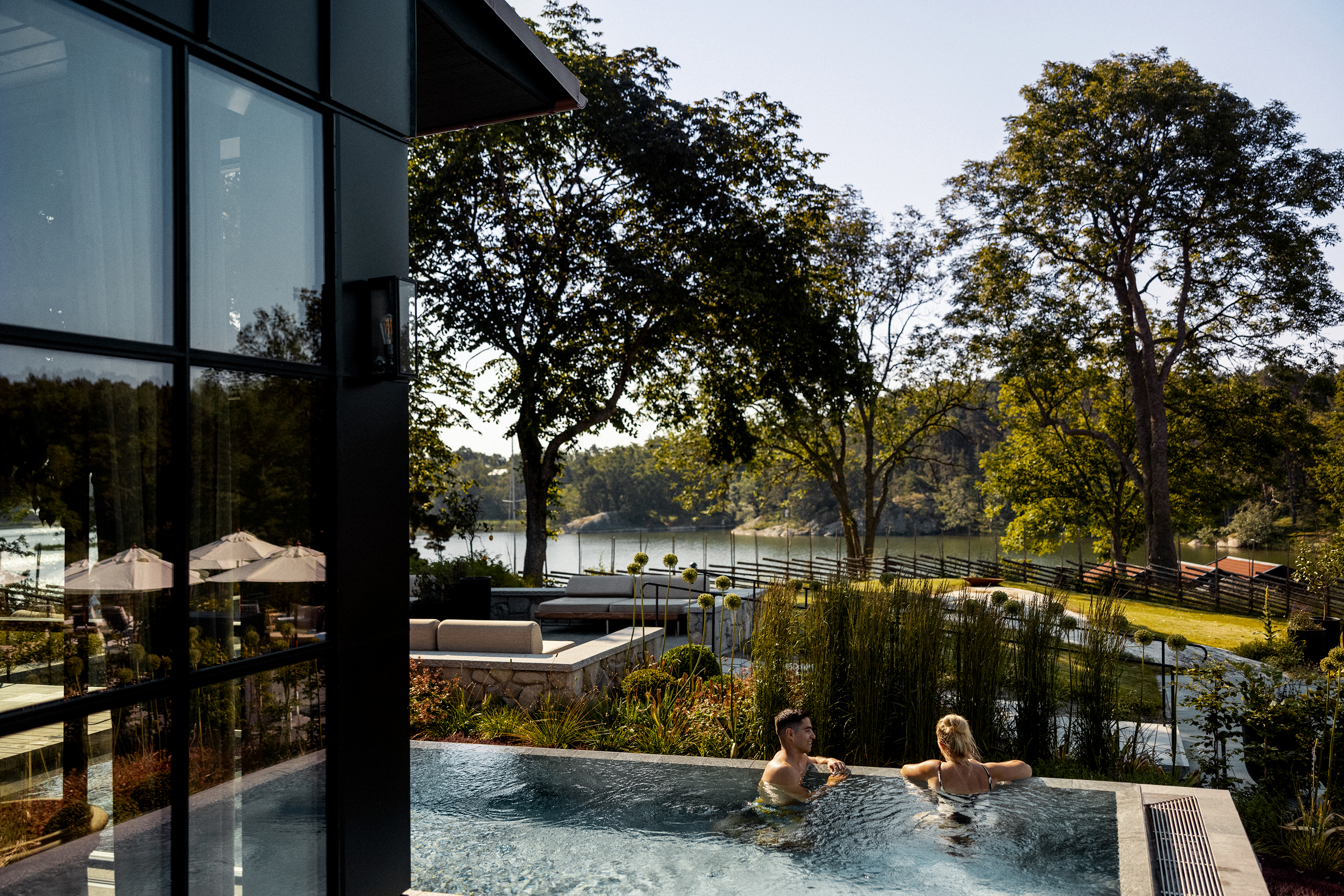 Två personer i utomhuspoolen