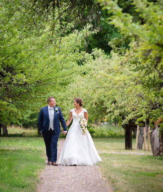 Brudpar går genom trädgården