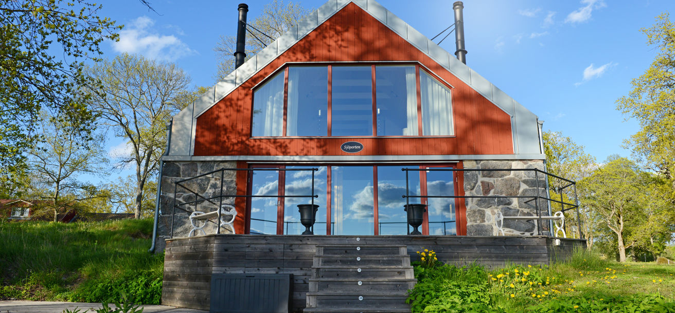 Vacker bastu i grön miljö