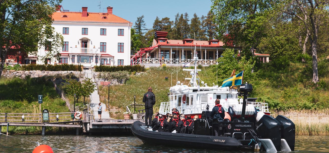 Ribbåt med gäster anländer till hotellets brygga
