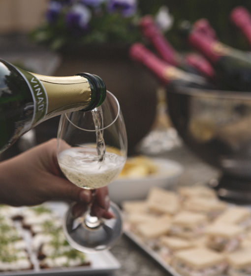 Champagne serveras till snittar