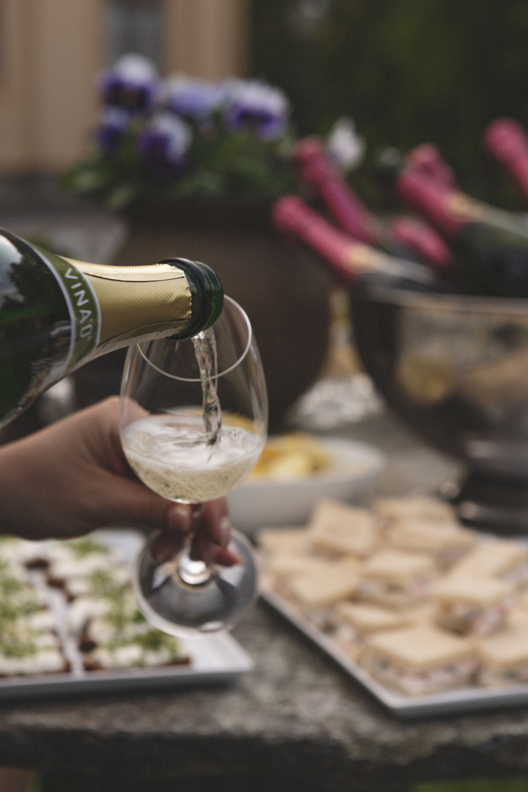 Champagne serveras till snittar