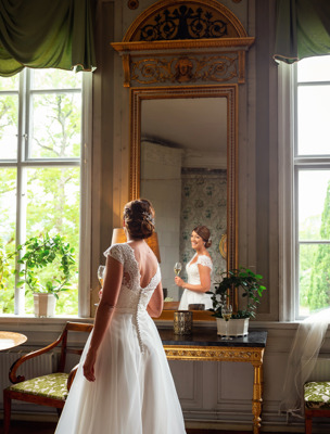 Bruden speglar sig i en av herrgårdens salonger